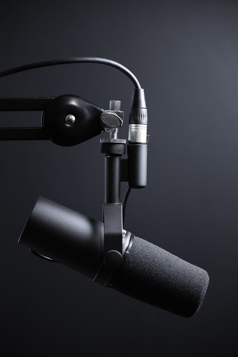 Un grand microphone de studio professionnel utilisé pour l'enregistrement de balados