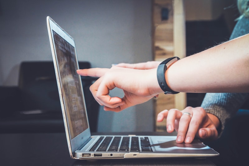 Poste de travail avec double écran et logiciel de montage vidéo de formations en ligne